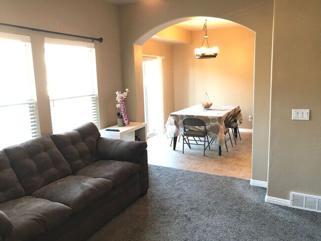 Building Photo - Beautiful 4 bedroom Riverton Townhome for ...