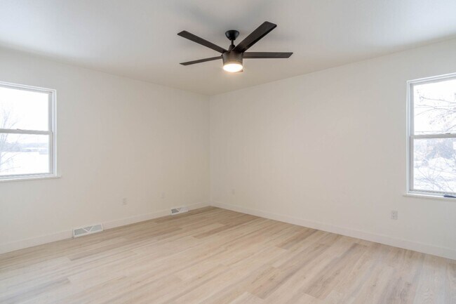 Building Photo - 3 Bedroom Single Family