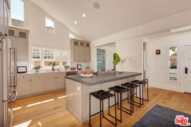 Building Photo - 6533 Hayes Dr