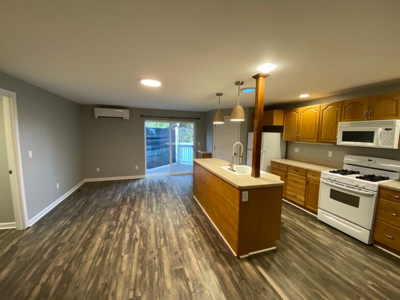 Building Photo - 2464-2 NE Ravenwood Dr