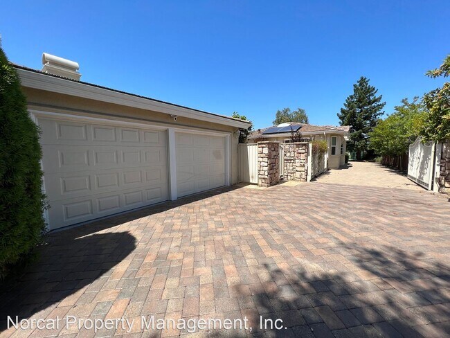 Building Photo - 5 br, 4.5 bath House - 1425 Villa Dr