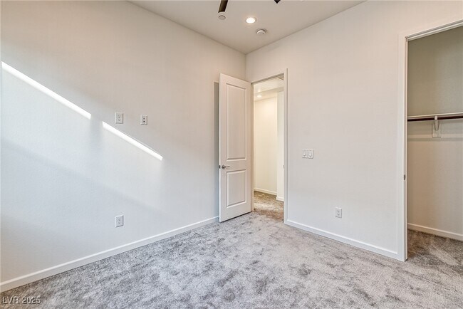 Building Photo - 643 Grey Saker St