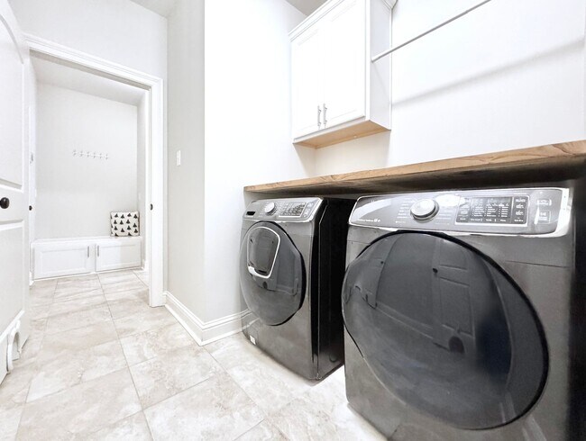 Building Photo - 3 Bedroom House Near LSU in Lake Villas