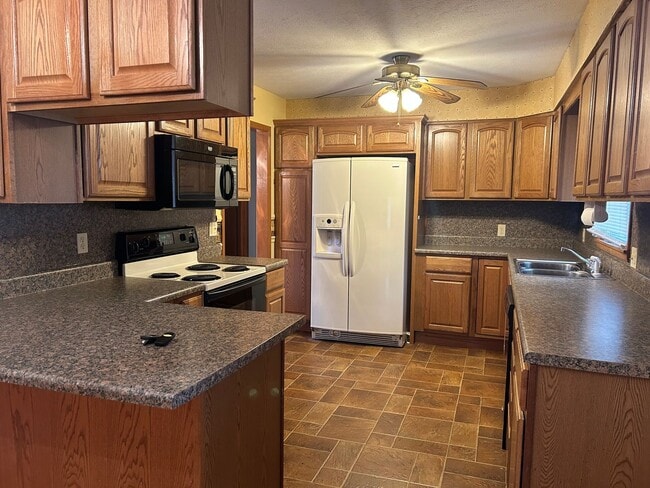 Building Photo - Very spacious 4 bedroom, 2 bath home in Kickapoo Schools! This will go fast!