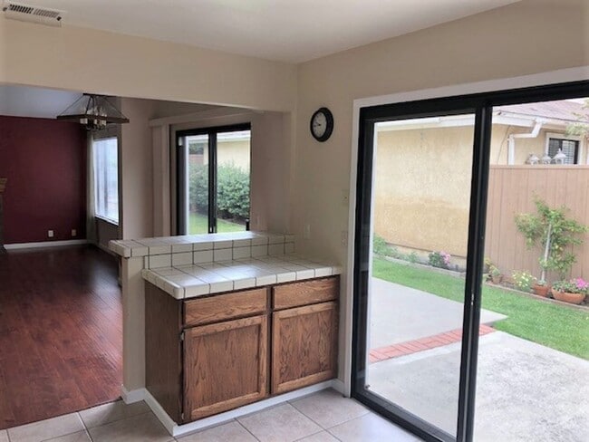 Building Photo - Great Neighborhood - 3 bedroom house with ...