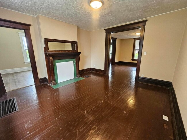 Building Photo - 831 Linwood Ave