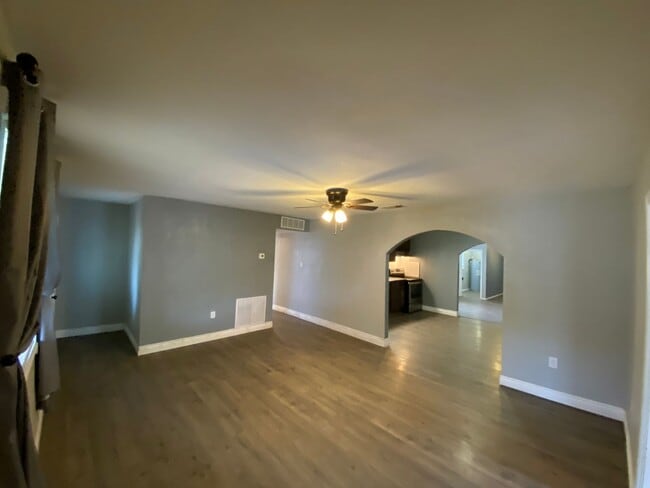 Building Photo - Large family home in Grape Creek!