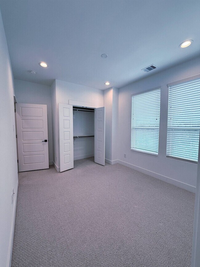 Building Photo - 1058 Mansfield St