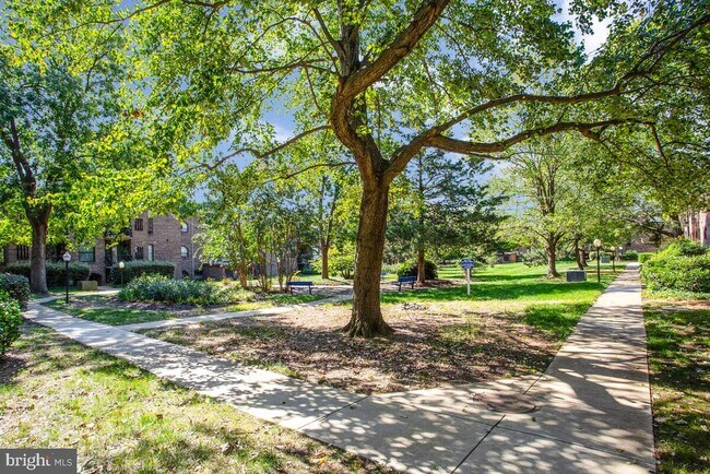 Building Photo - 13 Silverwood Cir