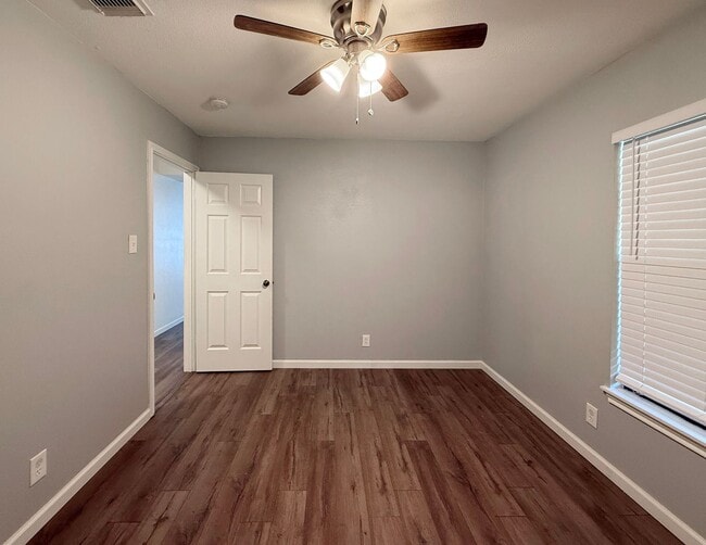 Building Photo - Beautiful 3/2 Available for Immediate Move In!