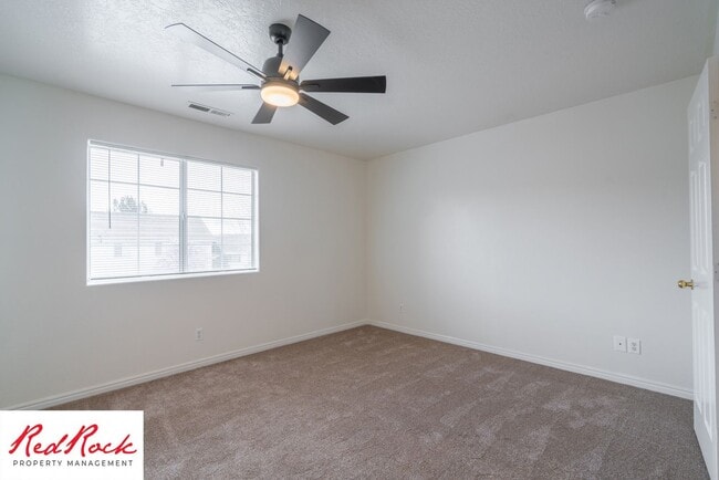 Building Photo - 2 Bedroom Townhome Available