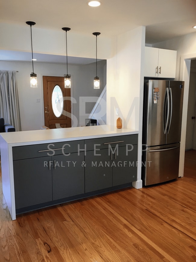 Building Photo - Updated 4BR with two living spaces in Hikes Point **Available Now**