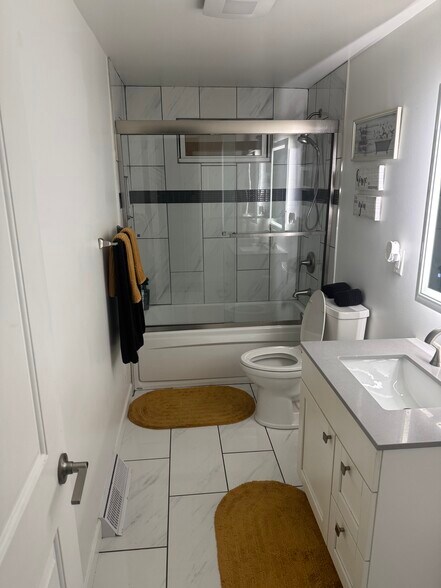 Upstairs Bathroom - 1728 Beacon Dr