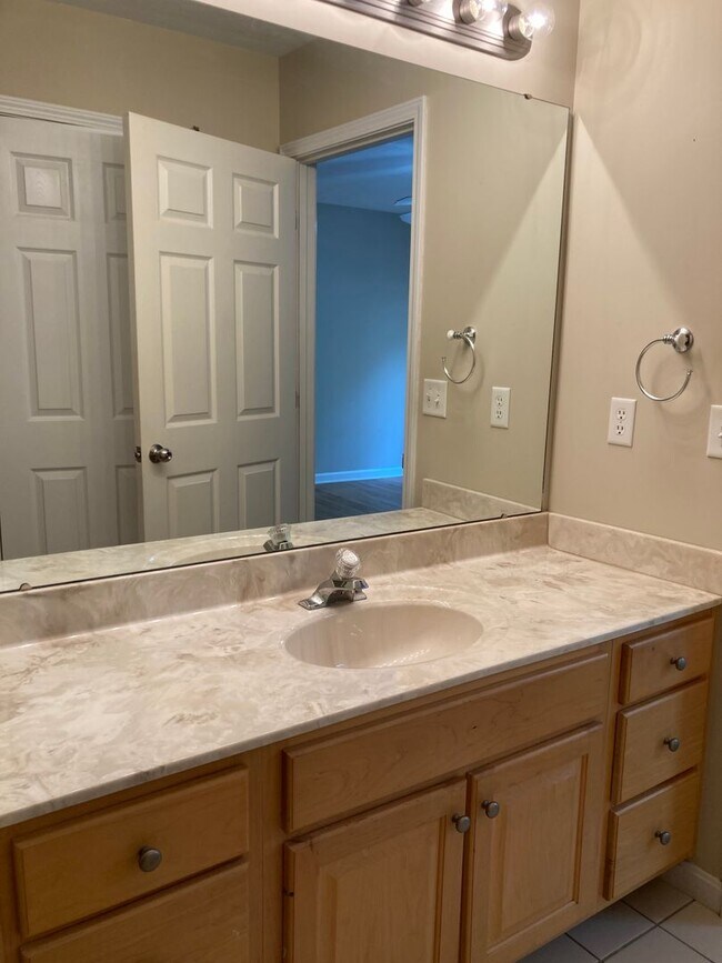 Building Photo - LOCATION LOCATION Location!  Close to Baptist Health Hospital, Shopping, & More