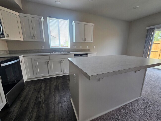 Building Photo - Stunning 4-Bedroom Pet-Friendly Home for L...