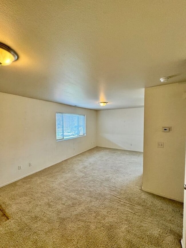 Building Photo - 2 Bedroom 1 Bathroom Unit in 8 Plex
