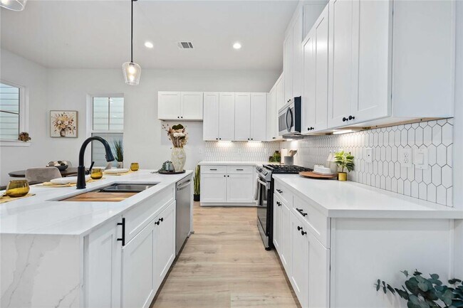 Building Photo - 6114 De Campo St