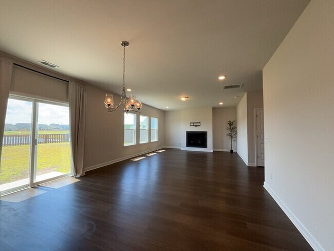 Building Photo - 445 Navona Dr