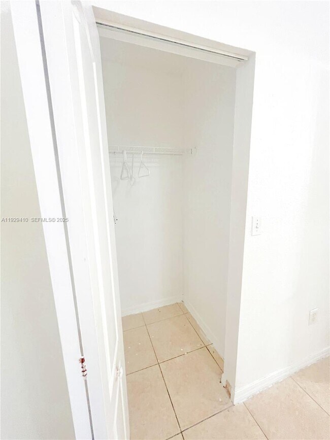 Building Photo - 220 E 4th St