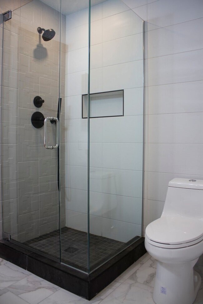 Building Photo - Gorgeous 2 bedroom, 2 bathroom second floo...