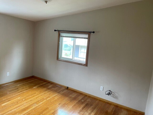 Building Photo - 307 Cardinal Cres