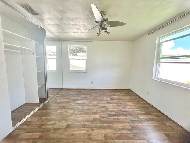 Master bedroom with floor-to-ceiling mirrored closet doors - 52 River Shore Dr