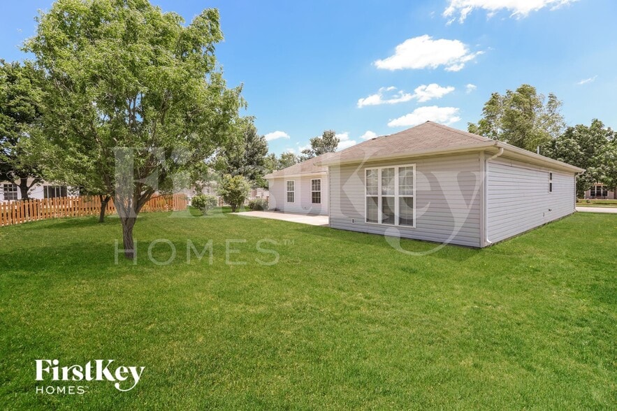 Building Photo - 724 Bristol Dr