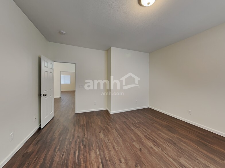 Building Photo - 1212 E Desert Rose Trail