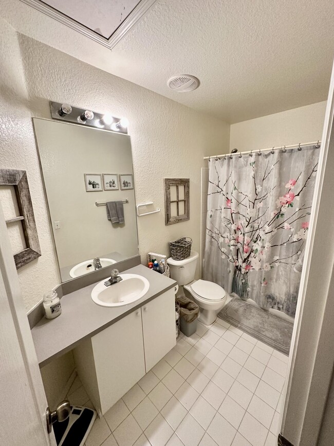 Building Photo - 1602 Belmont Pl