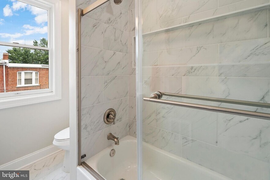 Building Photo - 202 Adams St NE