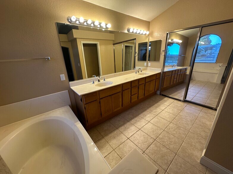 Building Photo - 1570 Deer Run Ln