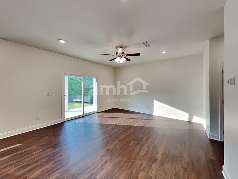 Building Photo - 556 Summit View Lane