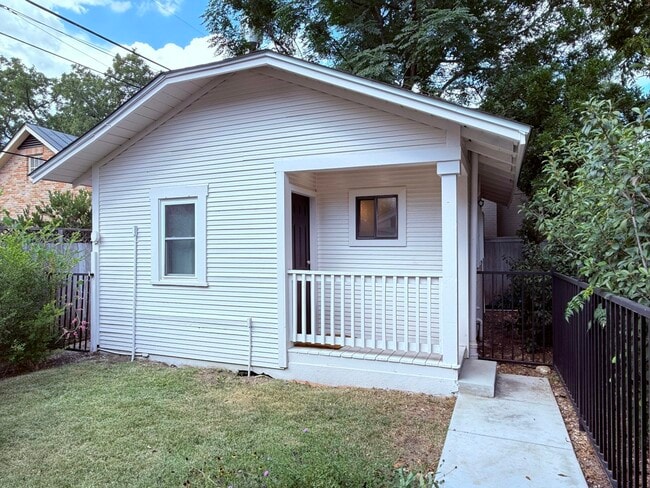 Building Photo - 917 Cambridge Oval