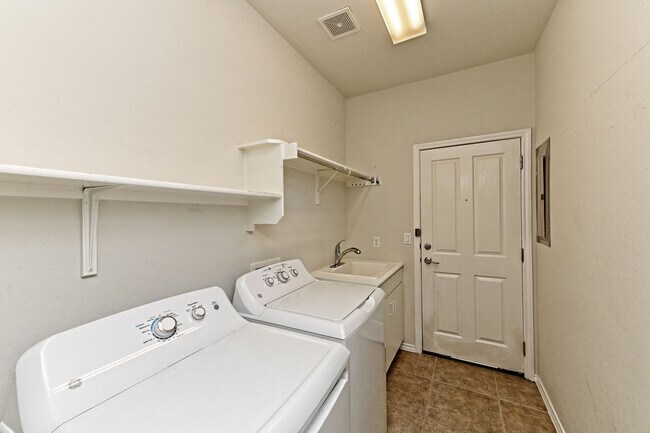 Building Photo - 533 Mill Pond Path