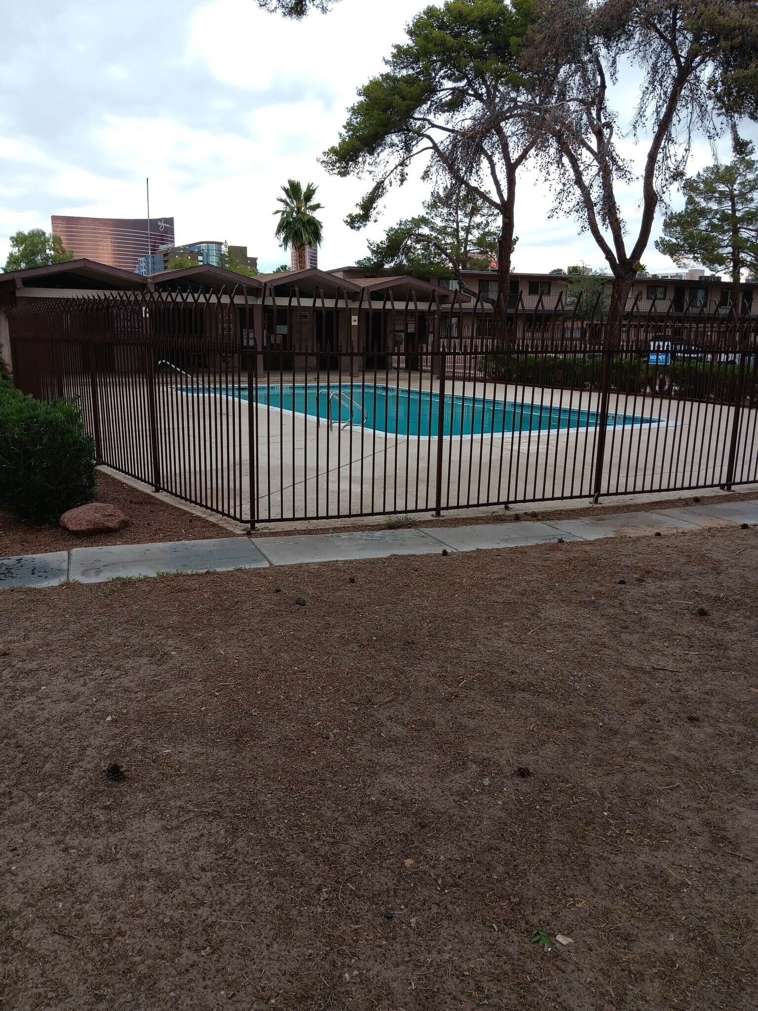 Building Photo - 565 S Royal Crest Cir