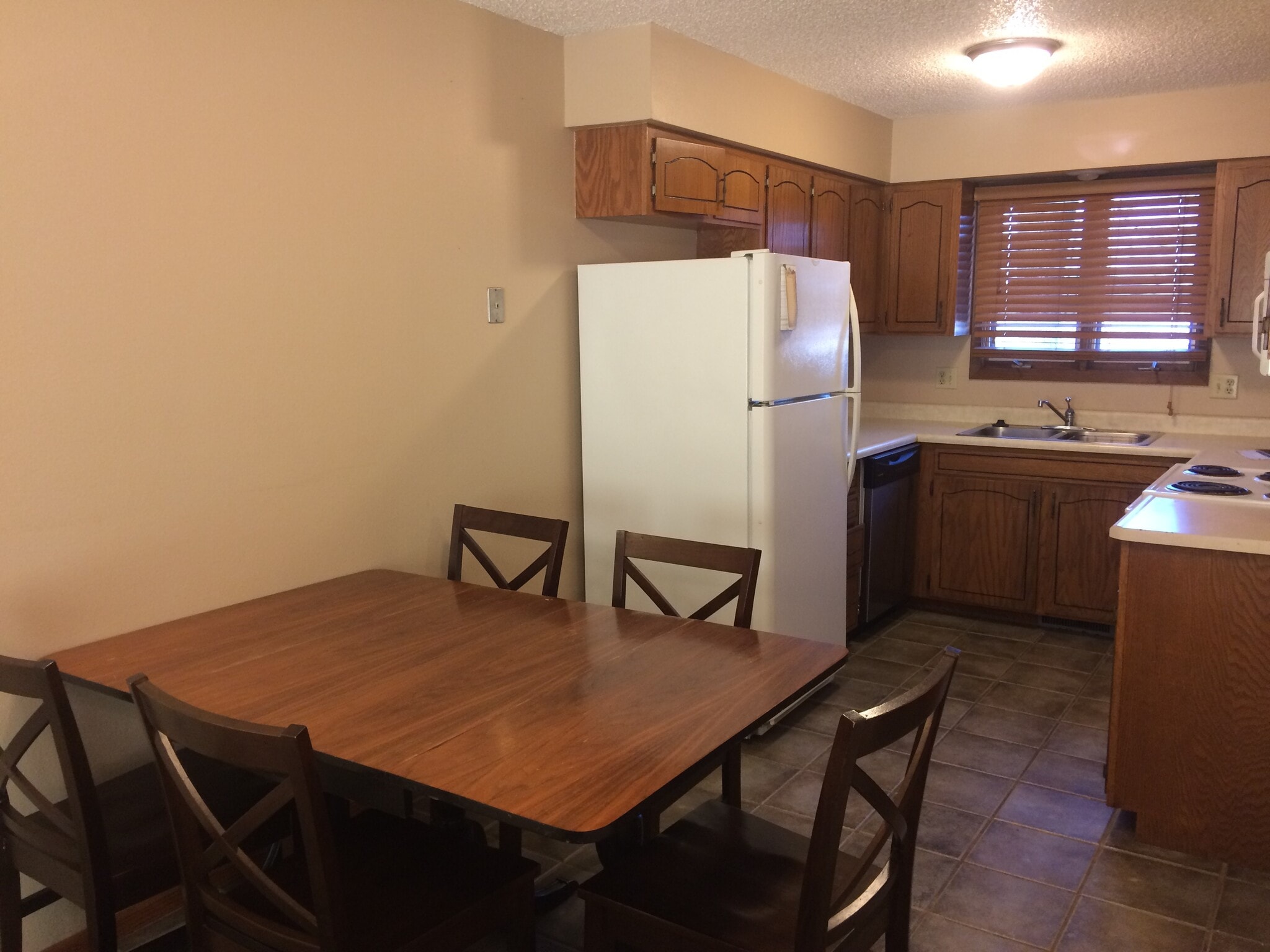 Building Photo - 1843 Hollywood Ct