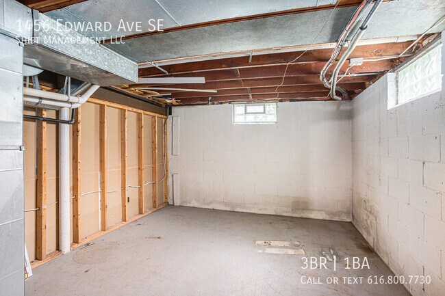 Building Photo - 1456 Edward Ave SE