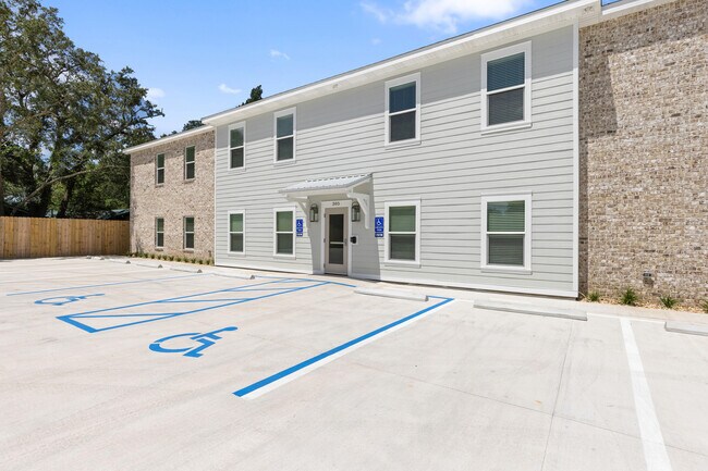 Building Photo - 305 Okaloosa Ave