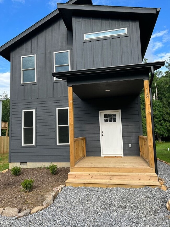 Building Photo - Black Mountain Rental!