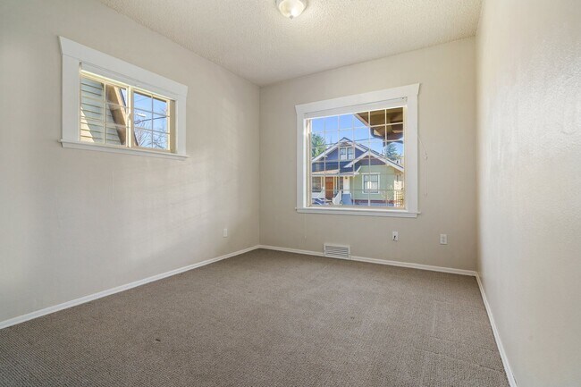 Building Photo - 709 McKenzie Ave