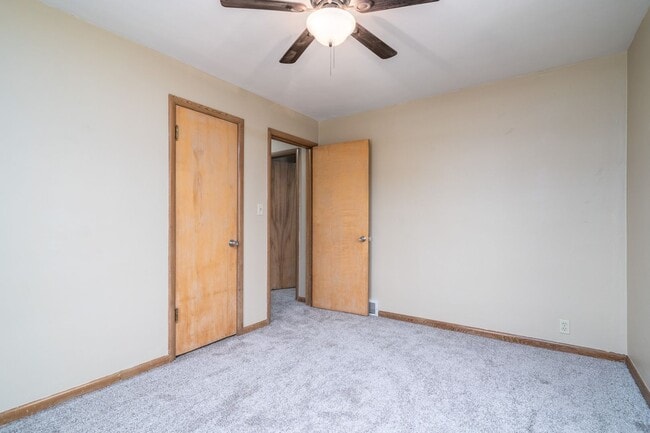 Building Photo - 3 Bedroom 2 Bath Home with Fenced in Backyard!