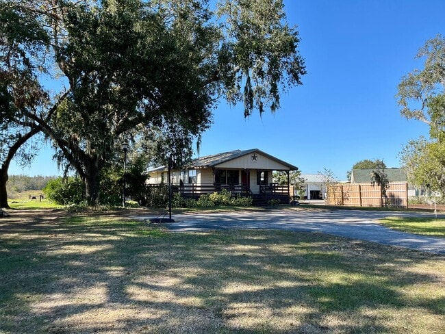 Building Photo - Beautiful Country Home!!