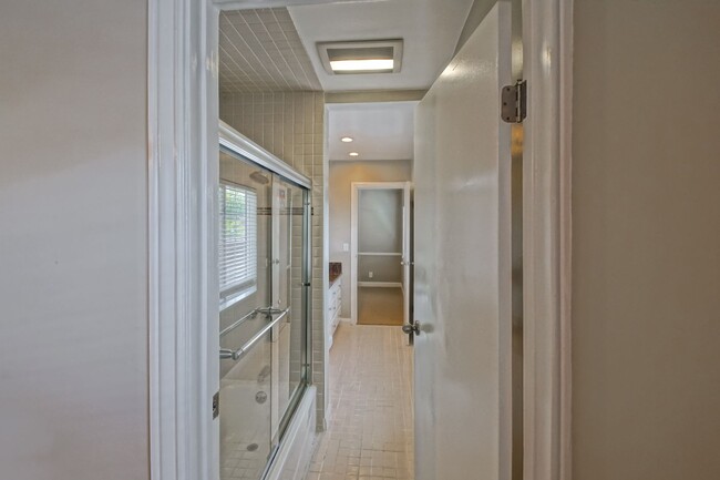 Building Photo - REMODELED, BRIGHT & AIRY, 4BR3BA HOME W/ G...