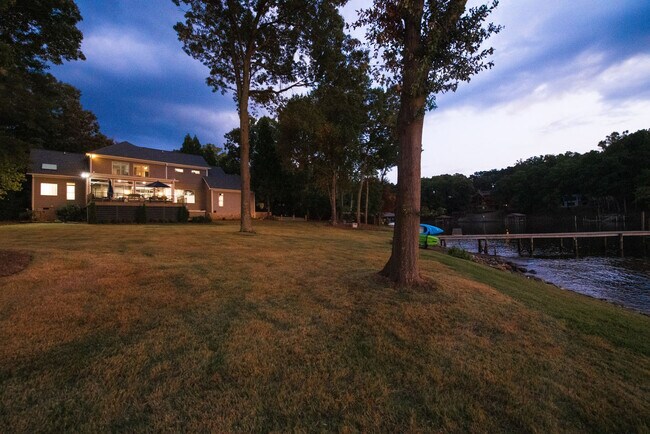 Building Photo - 442 Stonemarker Rd
