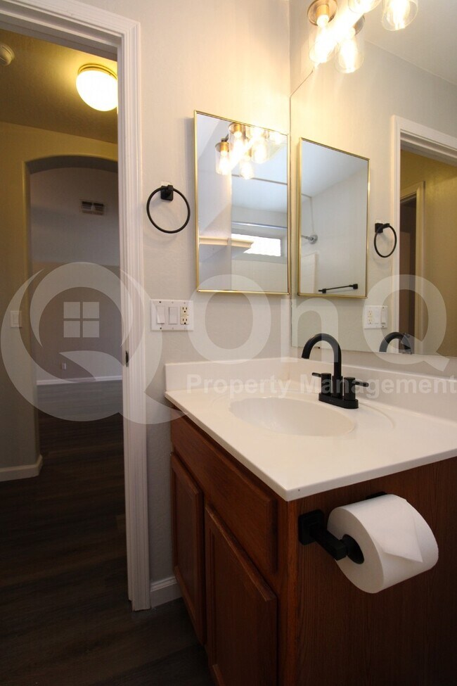 Building Photo - 4526 E Windsong Dr