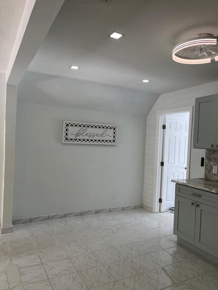 Building Photo - 4884 SW 45th Ave