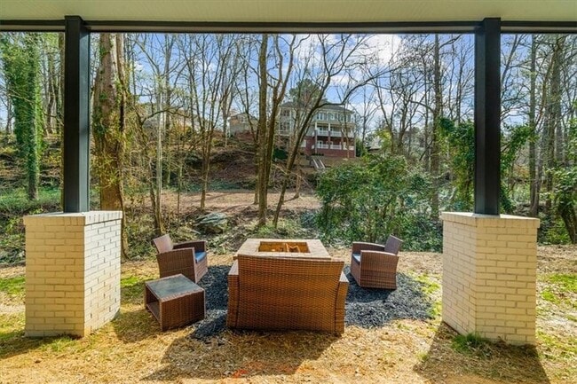 Building Photo - 942 Peachtree Battle Cir NW