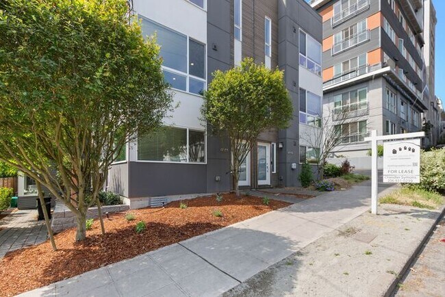 Building Photo - Trendy West Seattle Townhome w/Air Conditi...