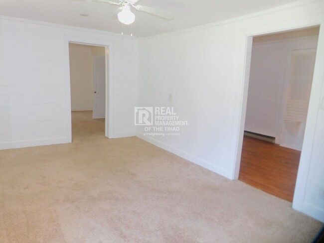 Building Photo - Adorable 2bd/1ba in Greensboro!