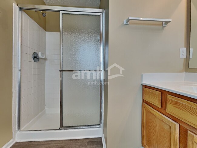 Building Photo - 509 Lake Front Dr